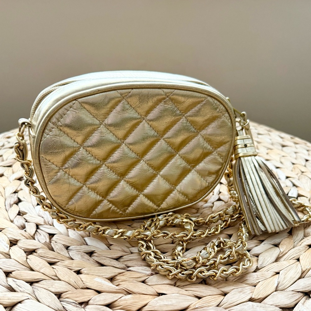 Vintage quilted gold fashion bag with tassel and chain strap - Picture 3 of 7